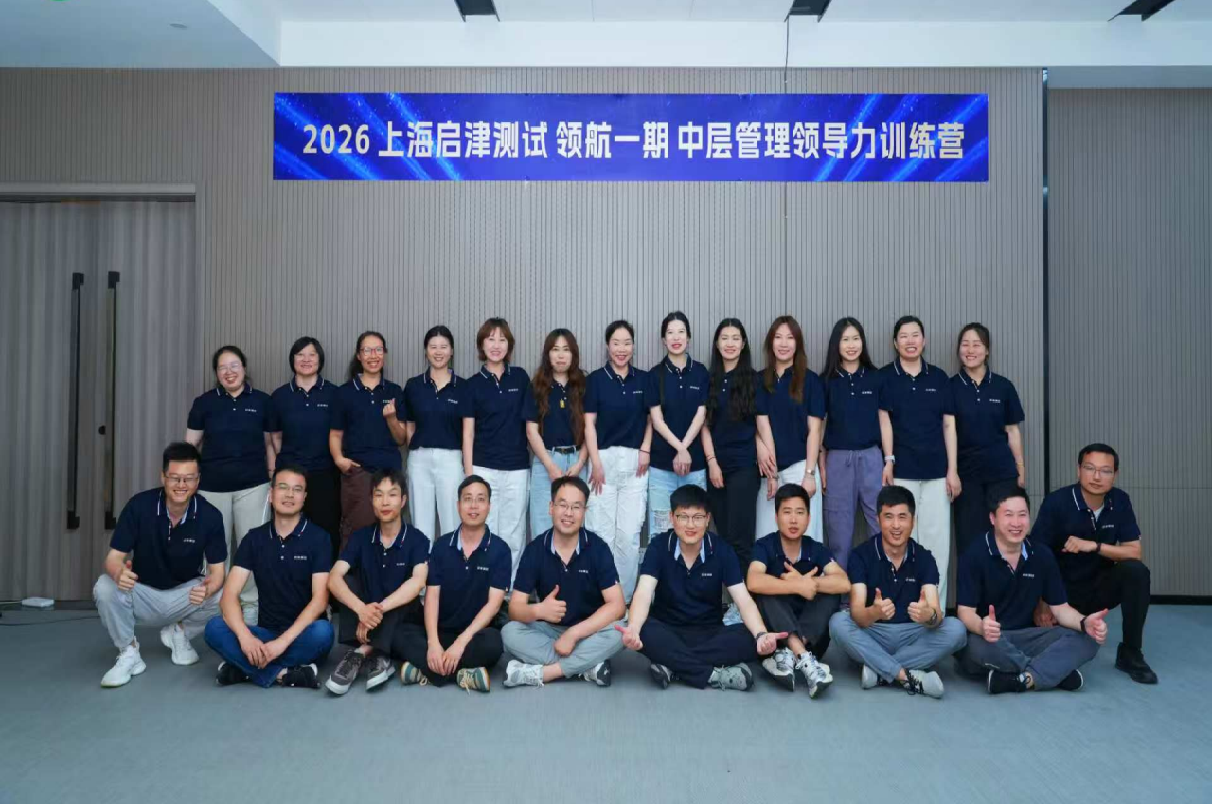 大型制造企业生产线场景,工人正在操作设备,现代化厂房内部