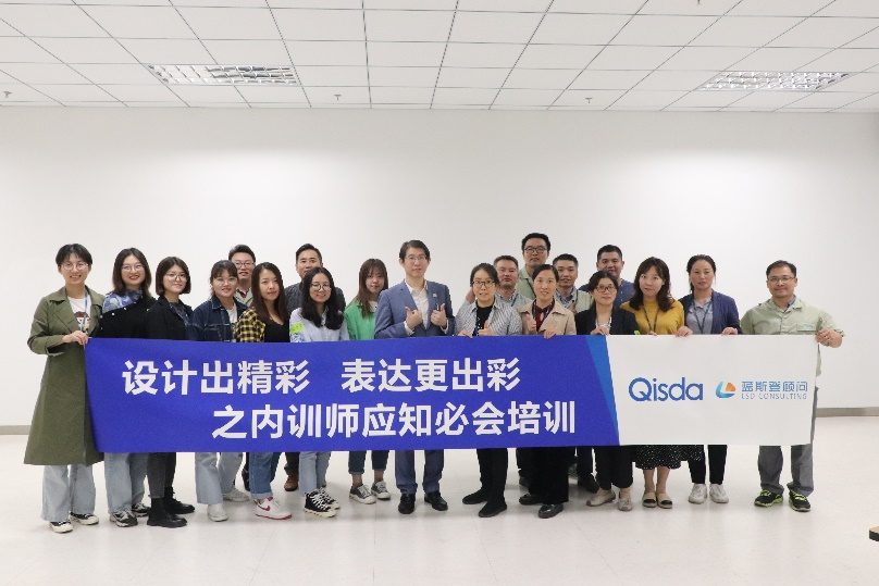 互联网科技公司办公区,开放式工位,年轻员工在讨论工作