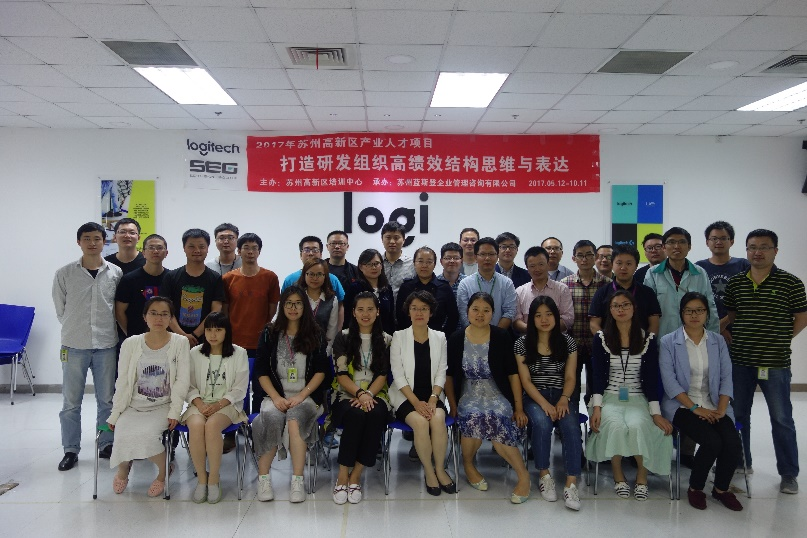 金融公司分行大厅,客户经理正在接待客户,现代装修风格
