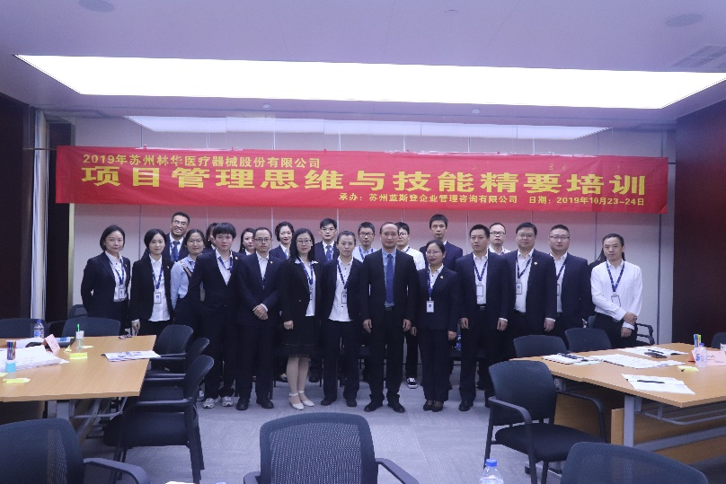 连锁零售企业门店内部,货架整齐,店员正在整理商品