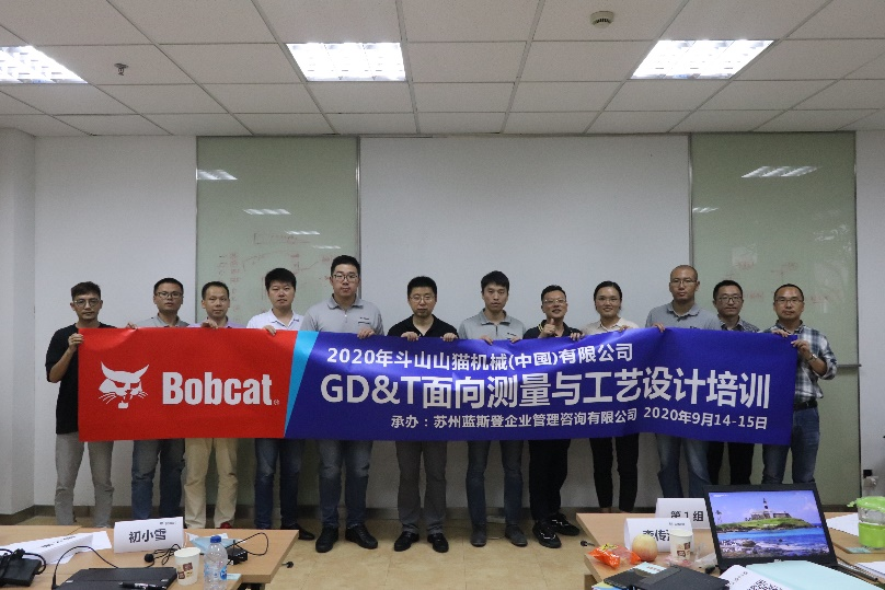教育培训机构教室,老师正在授课,学生认真听讲