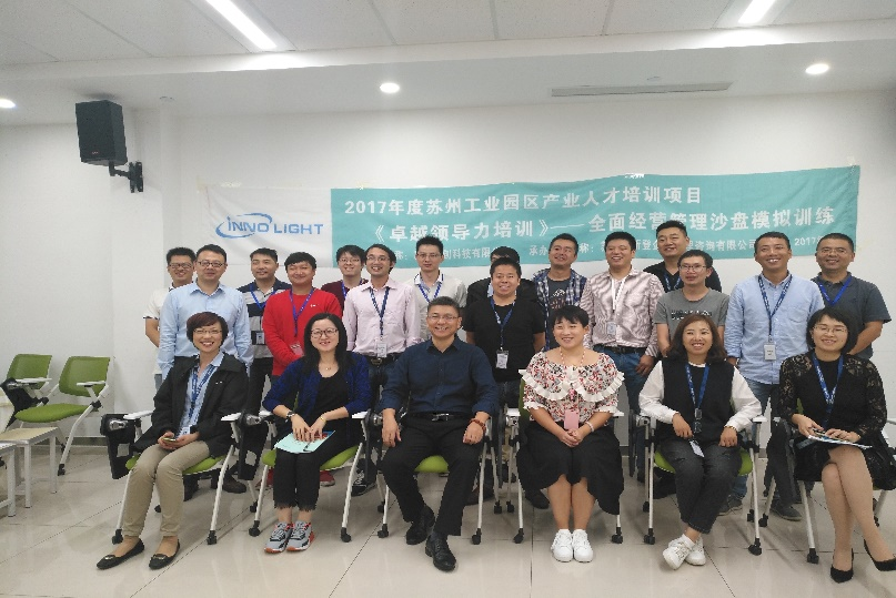 医疗健康机构办公室,医护人员正在开会讨论,专业严肃氛围