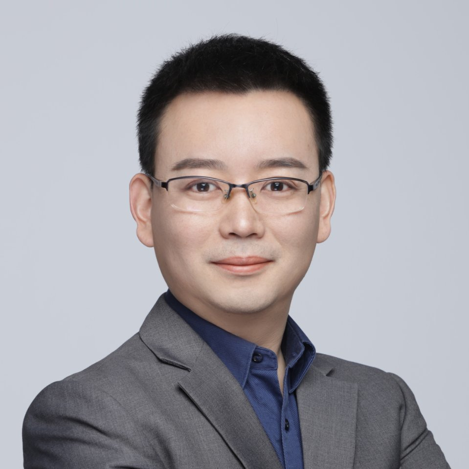 四十岁左右中年男性头像,穿深蓝色西装,蓝色背景,正面微笑