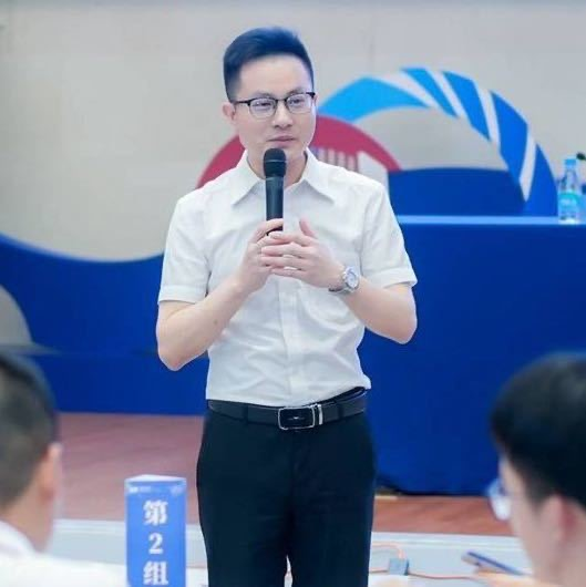 三十五岁左右女性头像,穿白色职业装,浅灰色背景,正面微笑