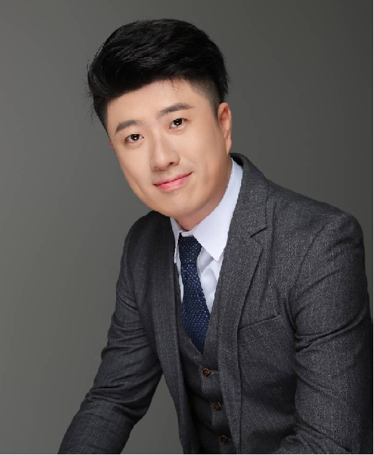 四十五岁左右男性头像,穿灰色休闲衬衫,白色背景,正面微笑