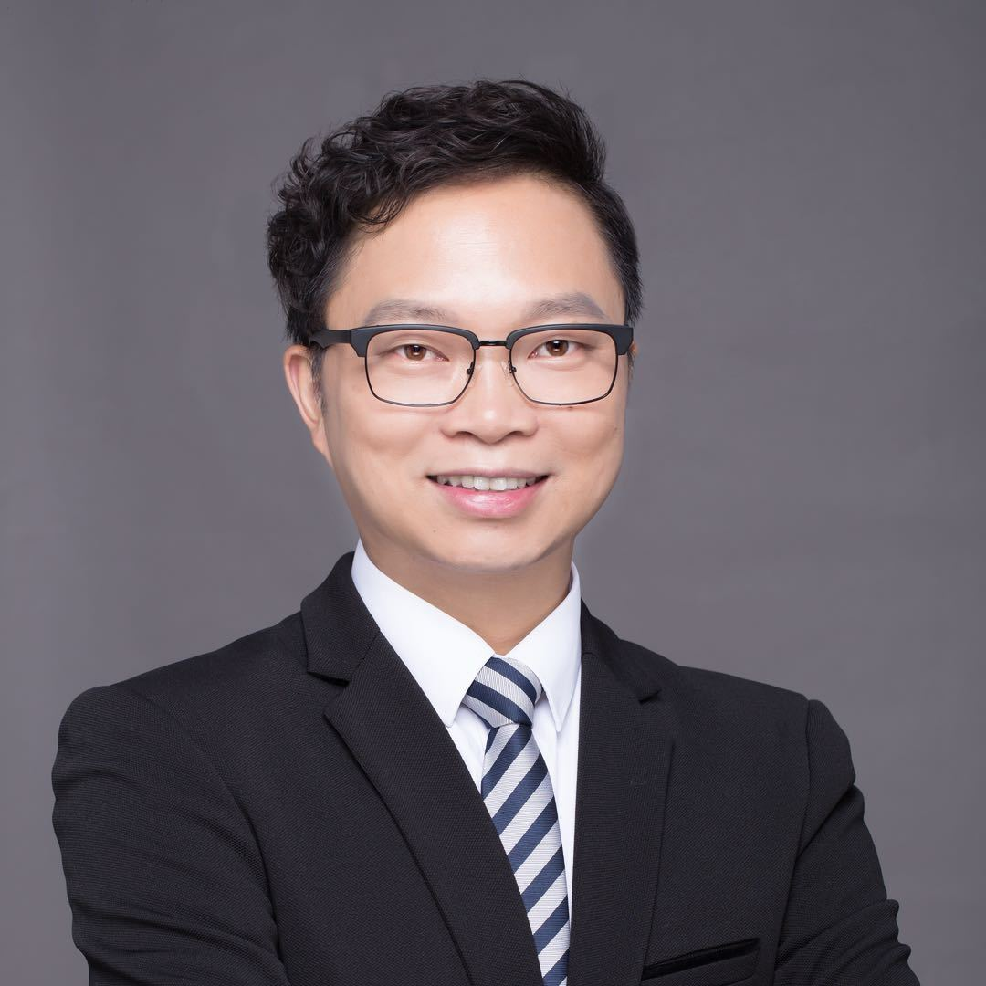 三十岁左右女性头像,穿黑色职业套装,米色背景,正面微笑