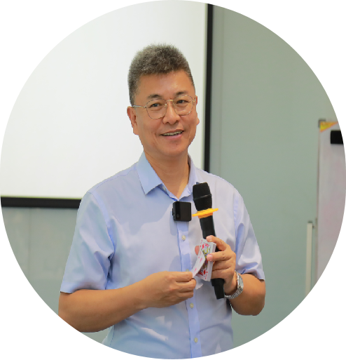五十岁左右男性头像,穿深灰色西装,浅色背景,正面严肃表情