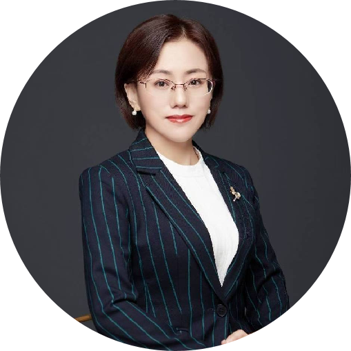 三十八岁左右女性头像,穿浅色职业装,米白色背景,正面微笑