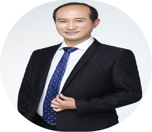 四十五岁左右男性头像,穿深色西装配领带,深色背景,正面严肃表情
