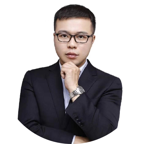 四十三岁左右男性头像,穿格子衬衫,浅灰色背景,正面微笑